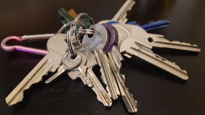 Muž našel na chodbě 82letou sousedku, zabouchla si dveře, klíče neměla