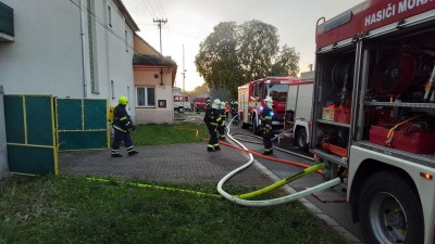 Požáry dvou aut, hořel živý plot, od kterého chytl i dřevník u domu, chytla stodola a nakonec hasiči likvidovali i požár v chatové oblasti