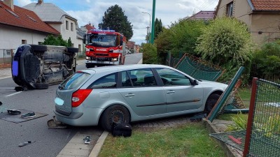 V Horní Jelení skončilo po srážce jedno auto v plotě a druhé na boku. Dva vozy se střetly i v Třemošné