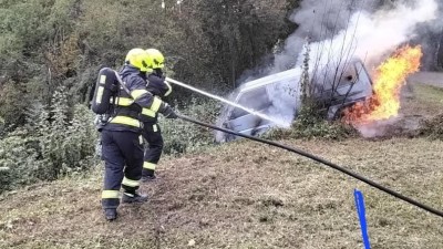 Zaparkovaná dodávka na pohon benzín/LPG v Jevíčku se vzňala a přitom se rozjela do příkopu