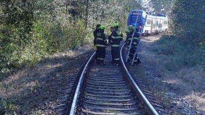 Po nárazu vlaku do stromu hasiči evakuovali cestující