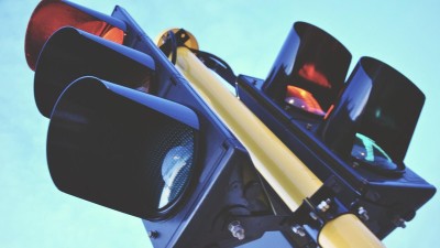 Pozor na nefunkčn&iacute; akustickou signalizaci na křižovatce u zimn&iacute;ho stadionu v Pardubic&iacute;ch