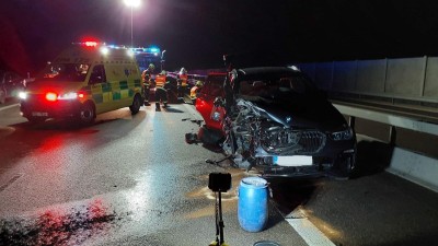 K vážné nehodě dvou aut došlo na dálnici u Dašic. Tři osoby utrpěly zranění, jednu z nich museli hasiči z vozu vyprošťovat