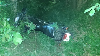 Náraz do stromu motocyklista nepřežil. Smrtelná nehoda se stala v noci v obci Brteč u Vysokého Mýta