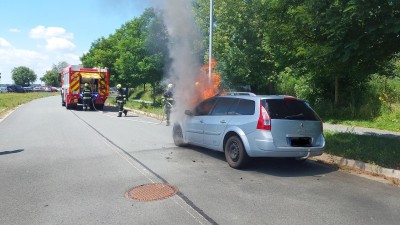 Oheň vzplál pod kapotou osobního auta v Pardubicích