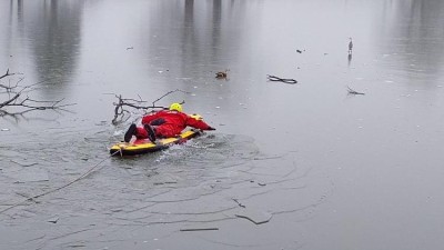 Hasiči zachraňovali na paddleboardu divokou zvěř uvízlou v ledě zamrzlého rybníka