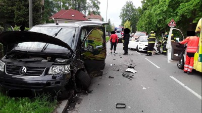 Plno střepů na silnici a zranění osoby. V Chocni se střetla dodávka s osobním autem