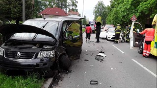 Plno střepů na silnici a zranění osoby. V Chocni se střetla dodávka s osobním autem
