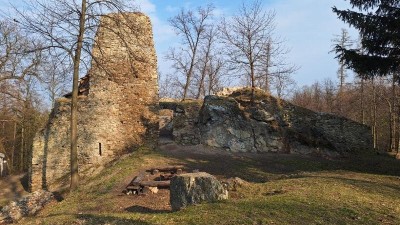 Prohlídky rytířského sálu, muzeum i krásné okolí uprostřed lesa. Díky nadšencům hrad Rabštejn vzkvétá