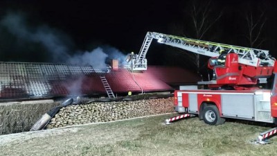 Vyšetřovatel má jasno: Za požárem a zraněním majitele domu v Netřebech stojí nesprávná manipulace s hořlavinou