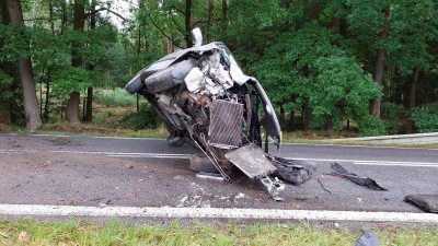 Nechtěný kaskadérský závěr jízdy mělo vozidlo po nárazu do stromu v Horním Jelení. Mobil přivolal pomoc