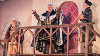 V květnu už derniéra, pokud jste ještě neviděli Noc na Karlštejně pod širým nebem pod Kunětickou horou, spěchejte