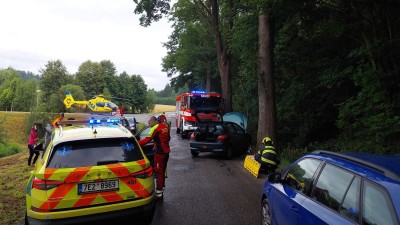 Cyklista se srazil s autem, vůz narazil do stromu, k oběma nehodám byl povolán vrtulník