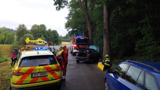 Cyklista se srazil s autem, vůz narazil do stromu, k oběma nehodám byl povolán vrtulník