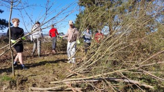 Gymnazisté pomohli s obnovou lokality Pahorek u nádraží