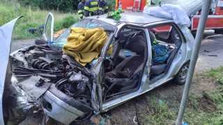 V obci Karle se střetlo auto se sanitkou, osmadvacetiletý řidič osobního vozu na místě svým zraněním podlehl