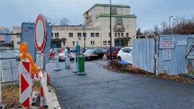 V p&aacute;tek 13. &uacute;nora začala stavba u nemocnice v Pardubic&iacute;ch, kter&aacute; si ž&aacute;d&aacute; &uacute;plnou uzav&iacute;rku v ulici Kyjevsk&aacute;