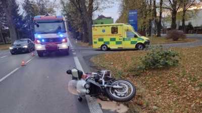 Po ranní nehodě motorkář skončil v nemocnici