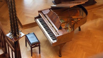 VIDEO: Vzácný klavír z pozůstalosti šéfdirigenta Jiřího Bělohlávka zdobí Hernychovo vilu v Ústí nad Orlicí