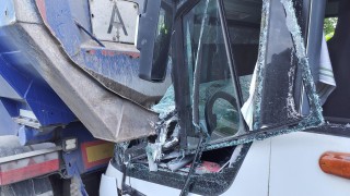Ve Vysokém Mýtě došlo ke srážce kamionu a autobusu. Pro řidiče jela záchranka