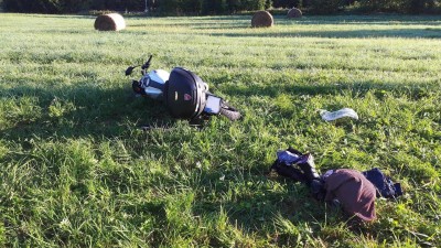 Stálo za nehodou nesprávné předjíždění? Na silnici II/312 v Dolní Lipce se střetla dodávka s motocyklem