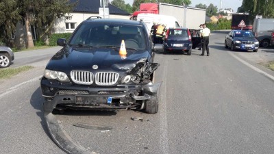 Při střetu osobního auta s SUV se zranil jeden člověk, zničené vozy odvezla odtahovka