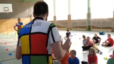 VIDEO: Do jedenácti základních škol v Pardubicích za dětmi docházejí profesionální trenéři