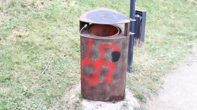 Vandalové v Tyršových sadech posprejovali, co mohli. Objevil se i hákový kříž. Policie hledá svědky
