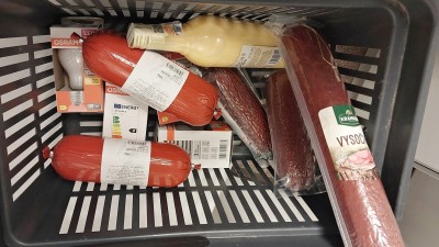 Se sal&aacute;my, vaječn&yacute;m lik&eacute;rem ani ž&aacute;rovkou, muž přes pokladnu bez placen&iacute; na &Scaron;tědr&yacute; denepro&scaron;el