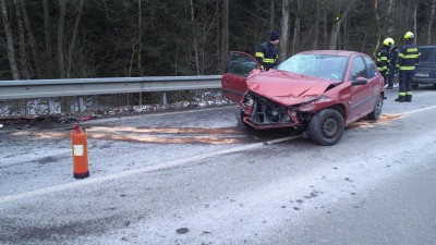 Náraz do svodidel vystřelil airbagy. Řidička se při nehodě u Jeníkova zranila