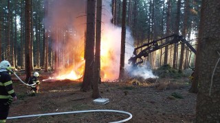 Na Svitavsku zasahovali hasiči v lese, kde došlo k požáru pracovního stroje