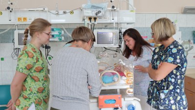 Díky novým monitorům v Pardubické nemocnici mohou i ne zcela stabilním novorozenci být krátce po porodu na společném pokoji s maminkou