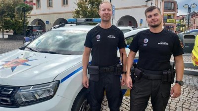 Strážníci Miroslav a Vít zachránili život ženě, která zkolabovala v pečovatelském domě