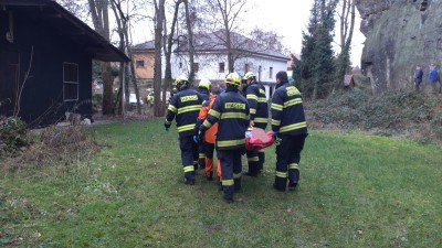 Mladík spadl v pátek třináctého ze skály, zdravotníkům museli pomoci i hasiči