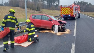 Při střetu dvou osobních aut se zranili lidé, nehoda omezila provoz na silnici I/34