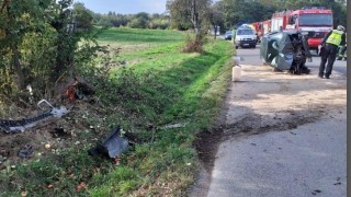 Auto vylétlo ze silnice. narazilo do stromu a skončilo převrácené na boku mezi obcí Slatiňany a Kunčím