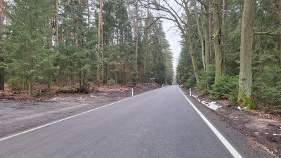 Konec výmolů u Borohrádku, silnice na pomezí krajů je opravená