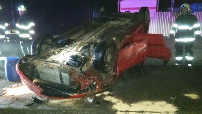 Opilá řidička smetla v Břehách dopravní značku, V Chocni narazil řidič do sloupu veřejného osvětlení a skončil na střeše a v plotě