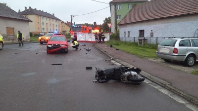 Řidič skútru nepřežil srážku s osobním vozem v Prachovicích. Řidič auta skončil v nemocnici