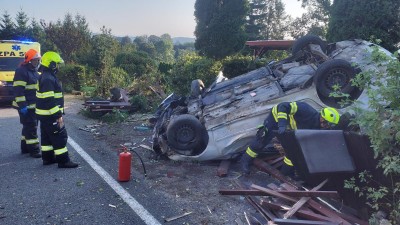 U Tatenic zasahoval vrtulník. Srážka dvou automobilů uzavřela kominukaci. Další čtyři osoby se zranili při nehodě u Kočí