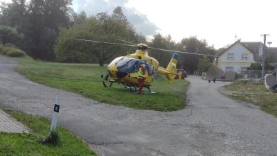 U Němčic došlo ke srážce auta s kolem. Cyklista byl zraněn. Na místo byl povolán vrtulník