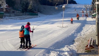 Lyžování na dosah ruky. Vyrazte na Peklák. V neděli se tam můžete zúčastnit závodu