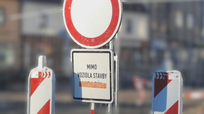 Několik dnů budou trvat opravy silnice Na Dr&aacute;žce v Pardubic&iacute;ch, přinesou určit&aacute; omezen&iacute;