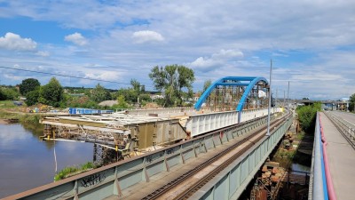 Železniční most na trase Pardubice - Hradec Králové už je kompletní