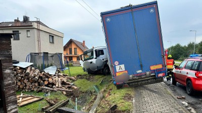 Kamion ve Veselí vyjel z vozovky na zahradu a poškodil vše, co se mu připletlo do cesty