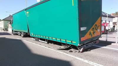 Kamion s přívěsem zablokoval křižovatku v Trhové Kamenici, v Ostřetíně na poli hořel lis na slámu