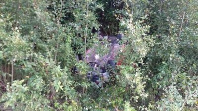 Obrazem: Auto havarovalo, vylétlo ze silnice a spadlo na střechu do strže, kde bylo mezi stromy sotva vidět