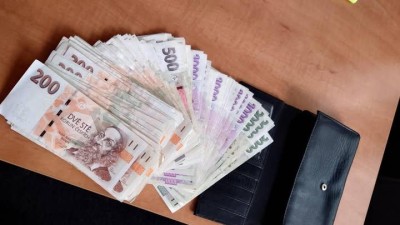 Peněženku napěchovanou penězi ztratil muž v Pardubicích