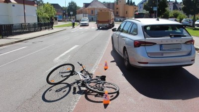 Policie hledá svědky nehody cyklisty a automobilu ve Svitavách