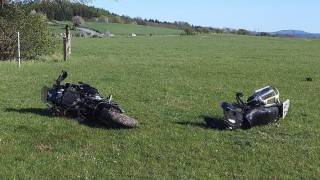 Pro motorkáře v bezvědomí musel vrtulník. Motorka se po nehodě rozpadla